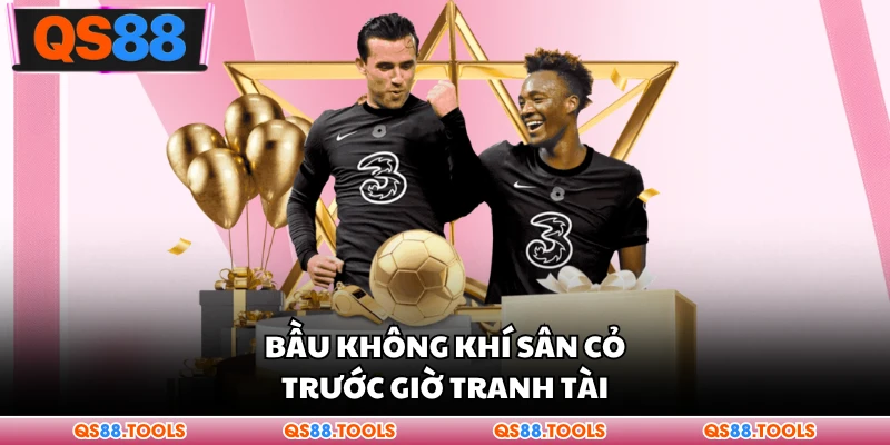 Bầu không khí sân cỏ trước giờ tranh tài